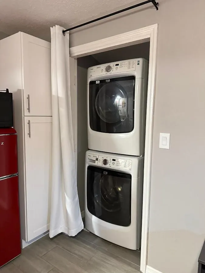 Feriehus Units Near Usf - Rubyroom, Redroom, Emerald Place Tampa