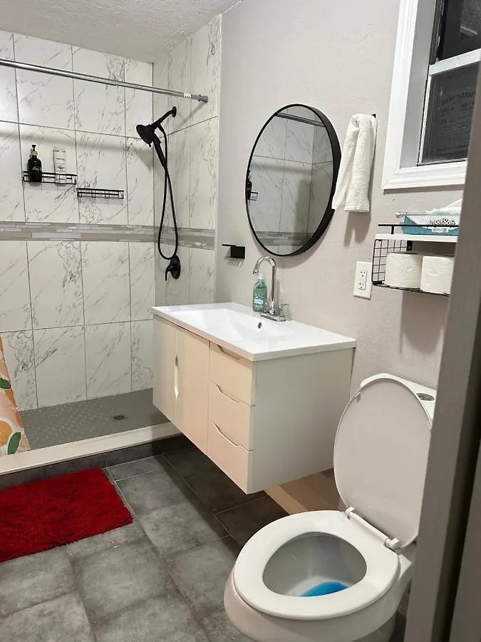 別荘 Units Near Usf - Rubyroom, Redroom, Emerald Place タンパ